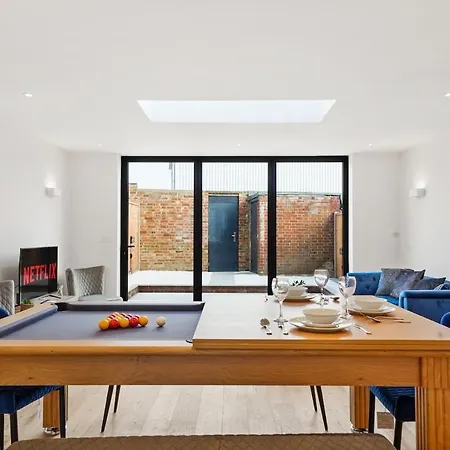 Villa Deluxe 5 Bed House In London - Pool Table